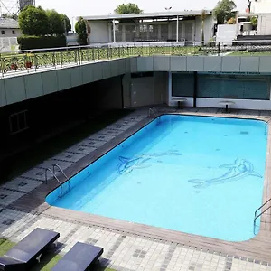 Dee Marks Airport & Hotel